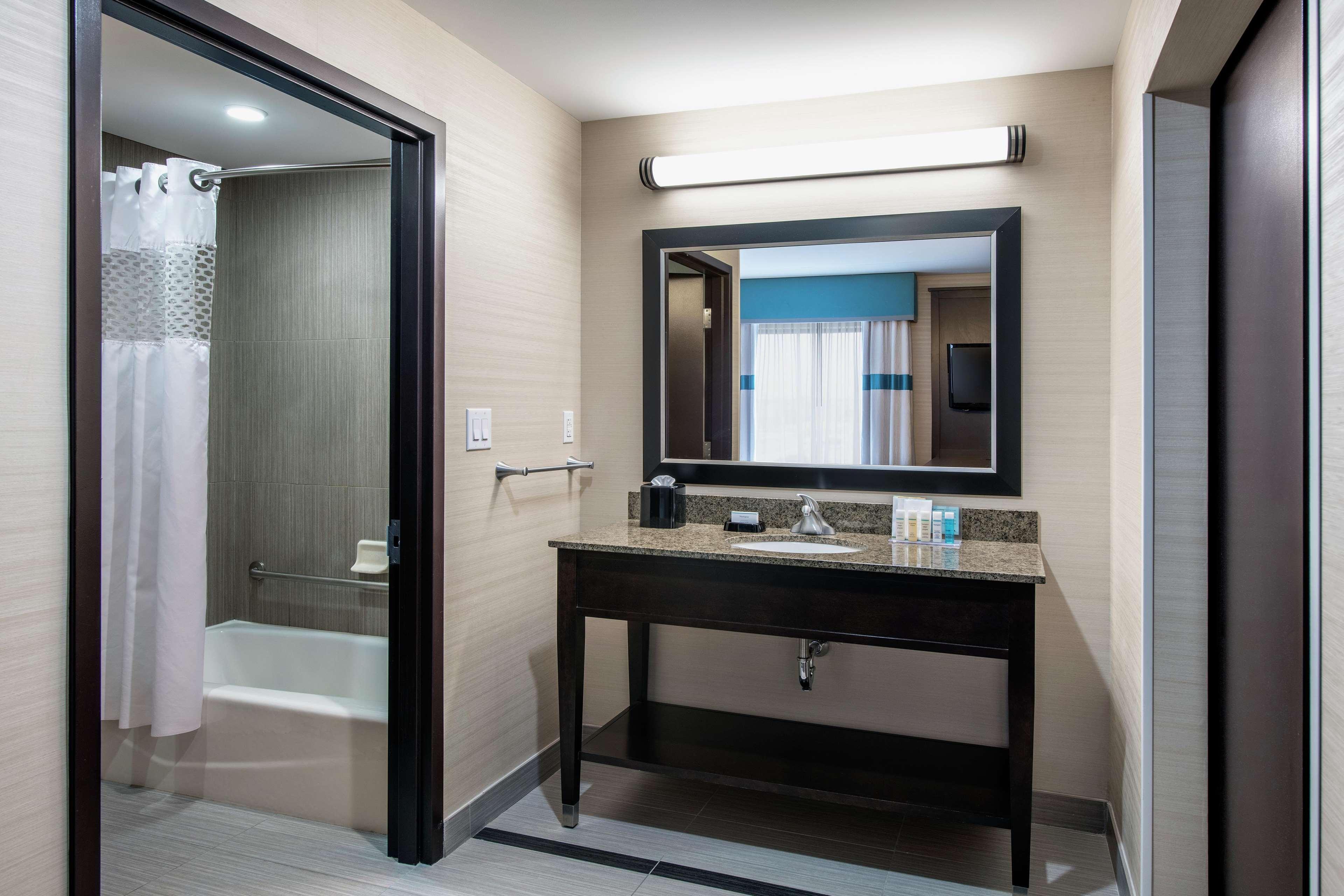Hampton Inn By Hilton Winnipeg Exterior photo