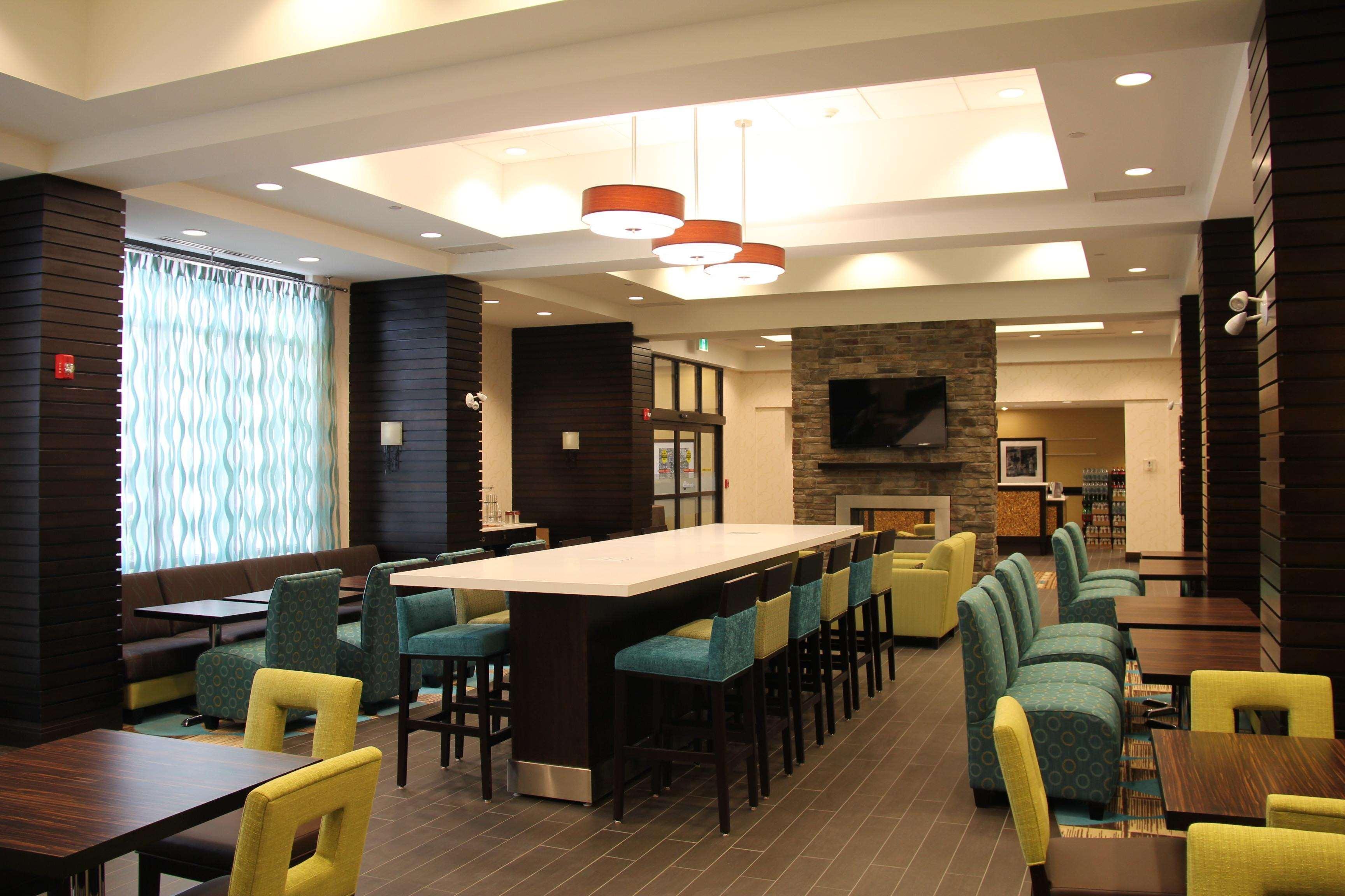 Hampton Inn By Hilton Winnipeg Exterior photo
