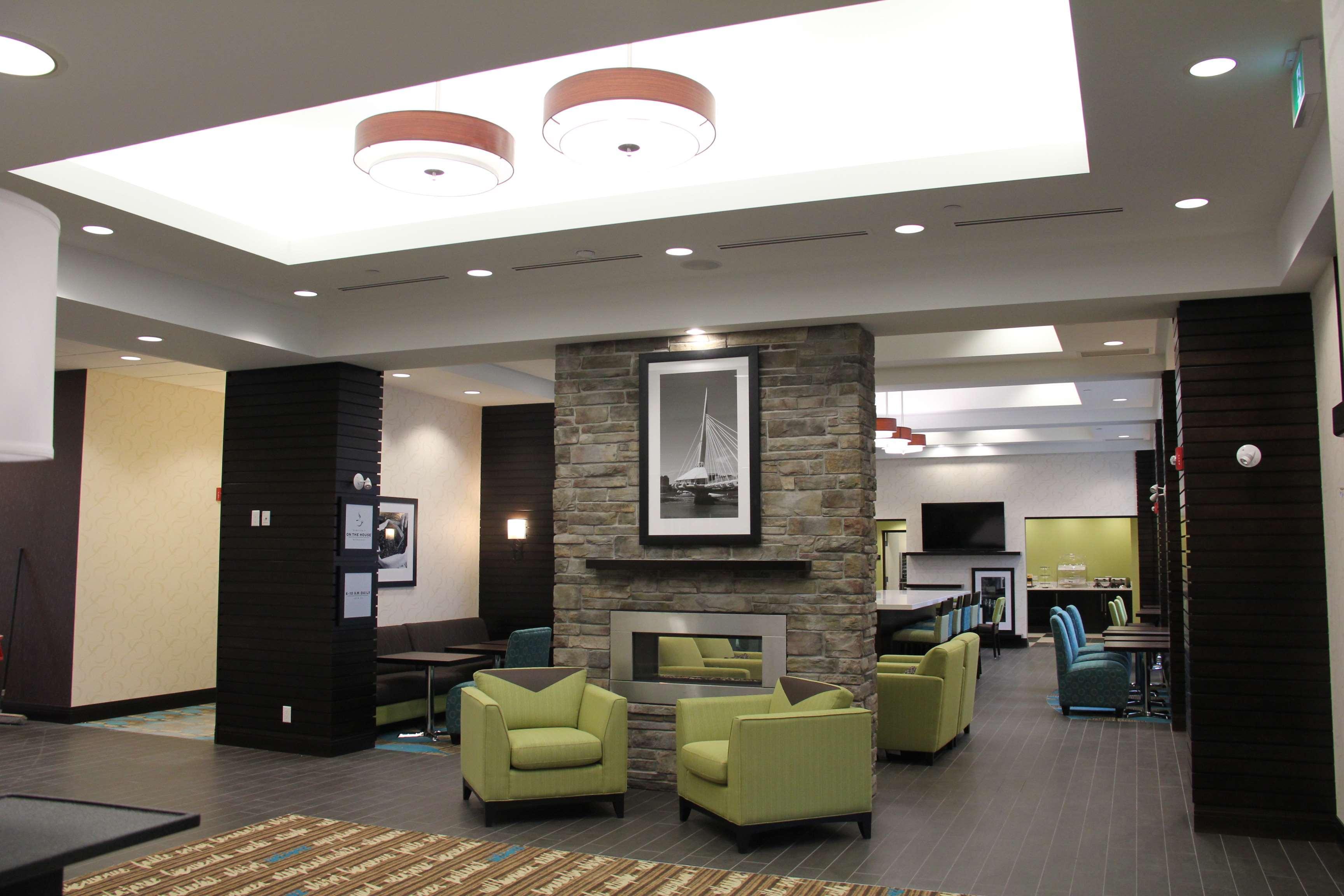 Hampton Inn By Hilton Winnipeg Exterior photo