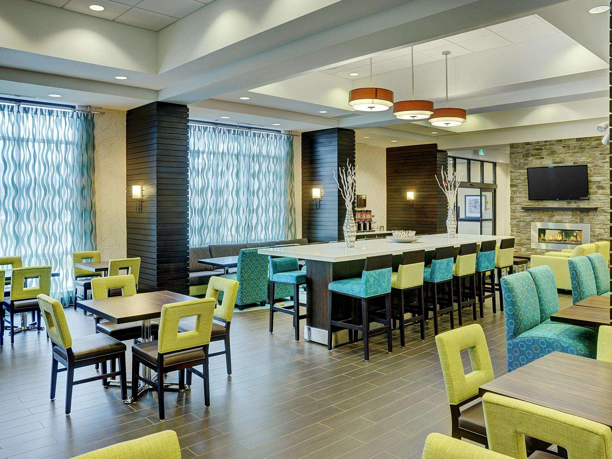 Hampton Inn By Hilton Winnipeg Exterior photo