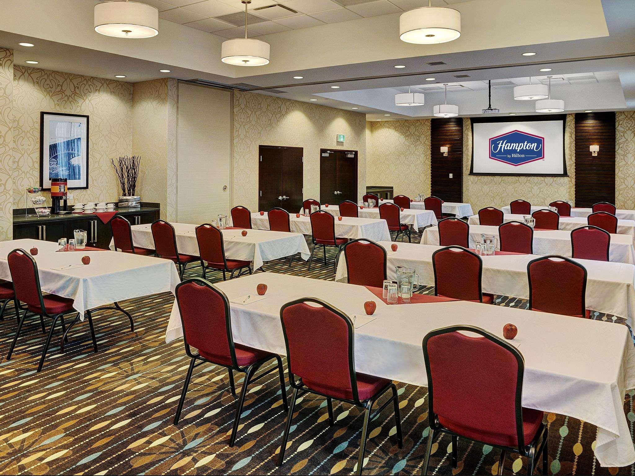 Hampton Inn By Hilton Winnipeg Exterior photo