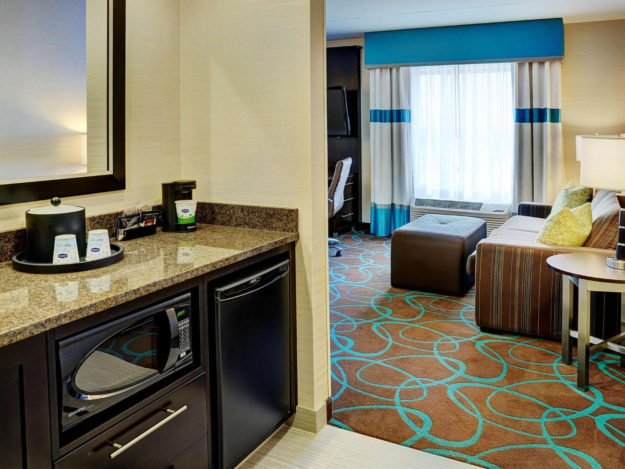 Hampton Inn By Hilton Winnipeg Exterior photo